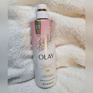 Olay Cleansing & Nourishing Body Wash with Vitamin B3 and Hyaluronic Acid.